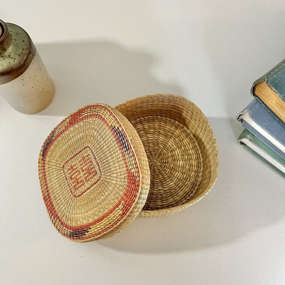 VINTAGE Woven Sweet Grass Square Basket With Lid 4.5” X 4.5 X 2.5 - Picture 6 of 7
